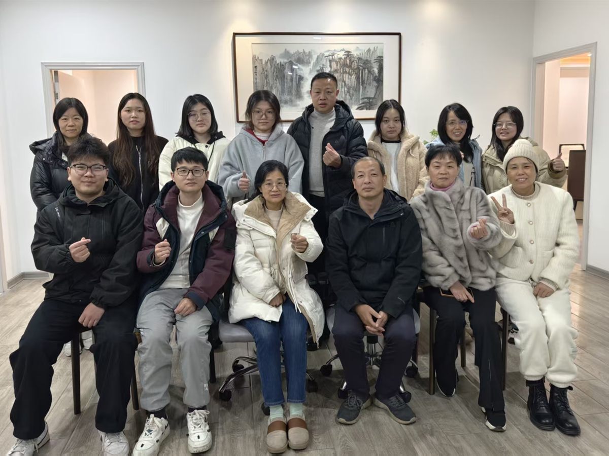 升源财务团队室内合影